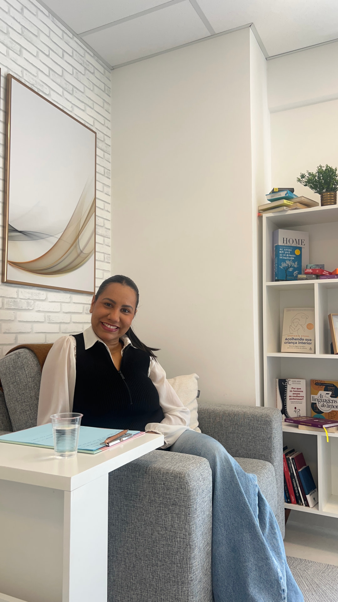Psicóloga Bruna Bezerra recebendo pacientes no consultório